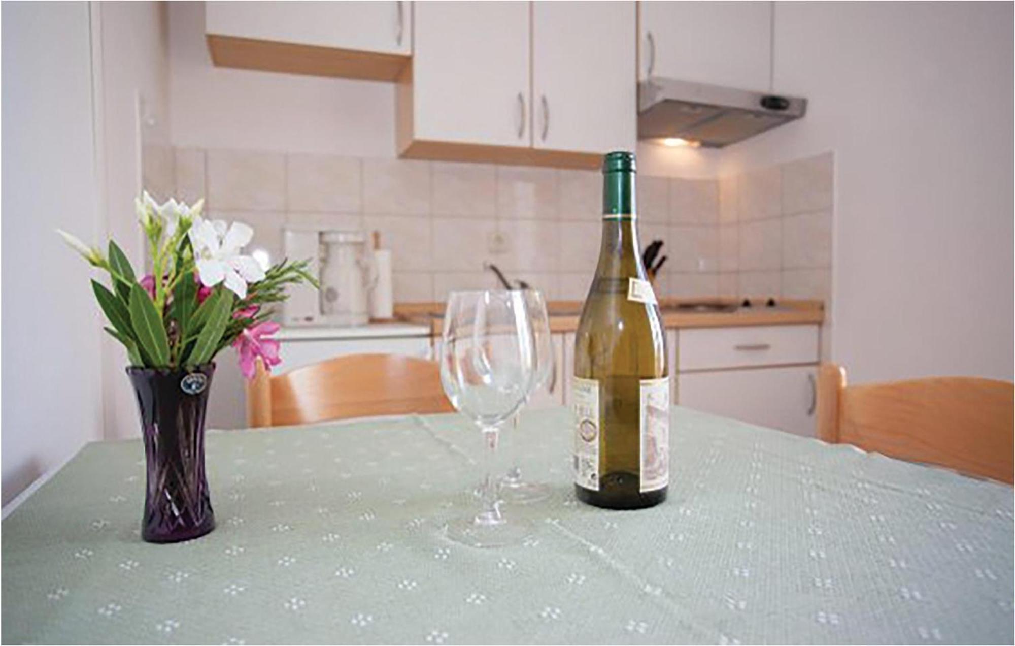 Amazing Apartment In Malinska With Kitchen Buitenkant foto