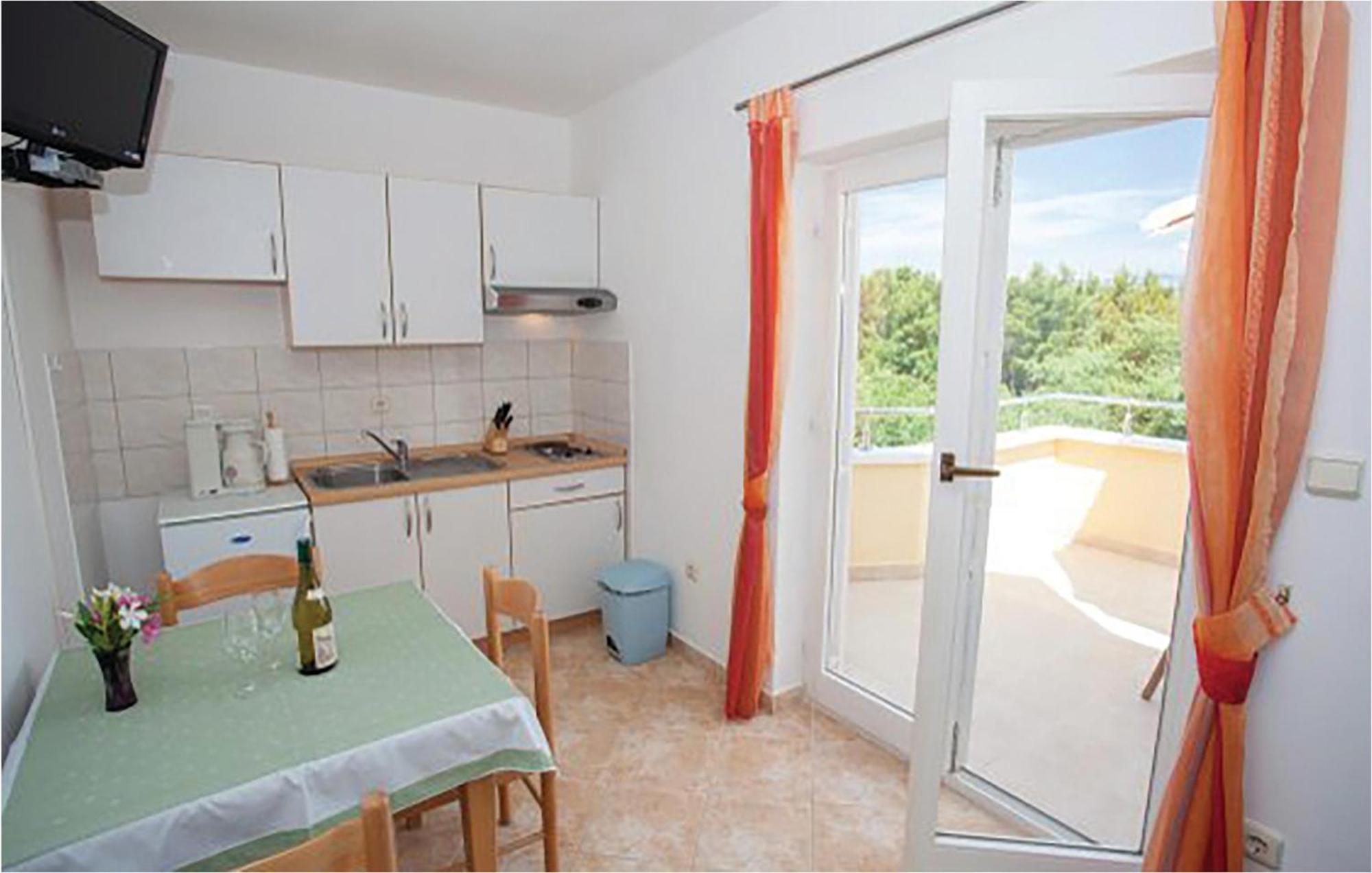 Amazing Apartment In Malinska With Kitchen Buitenkant foto