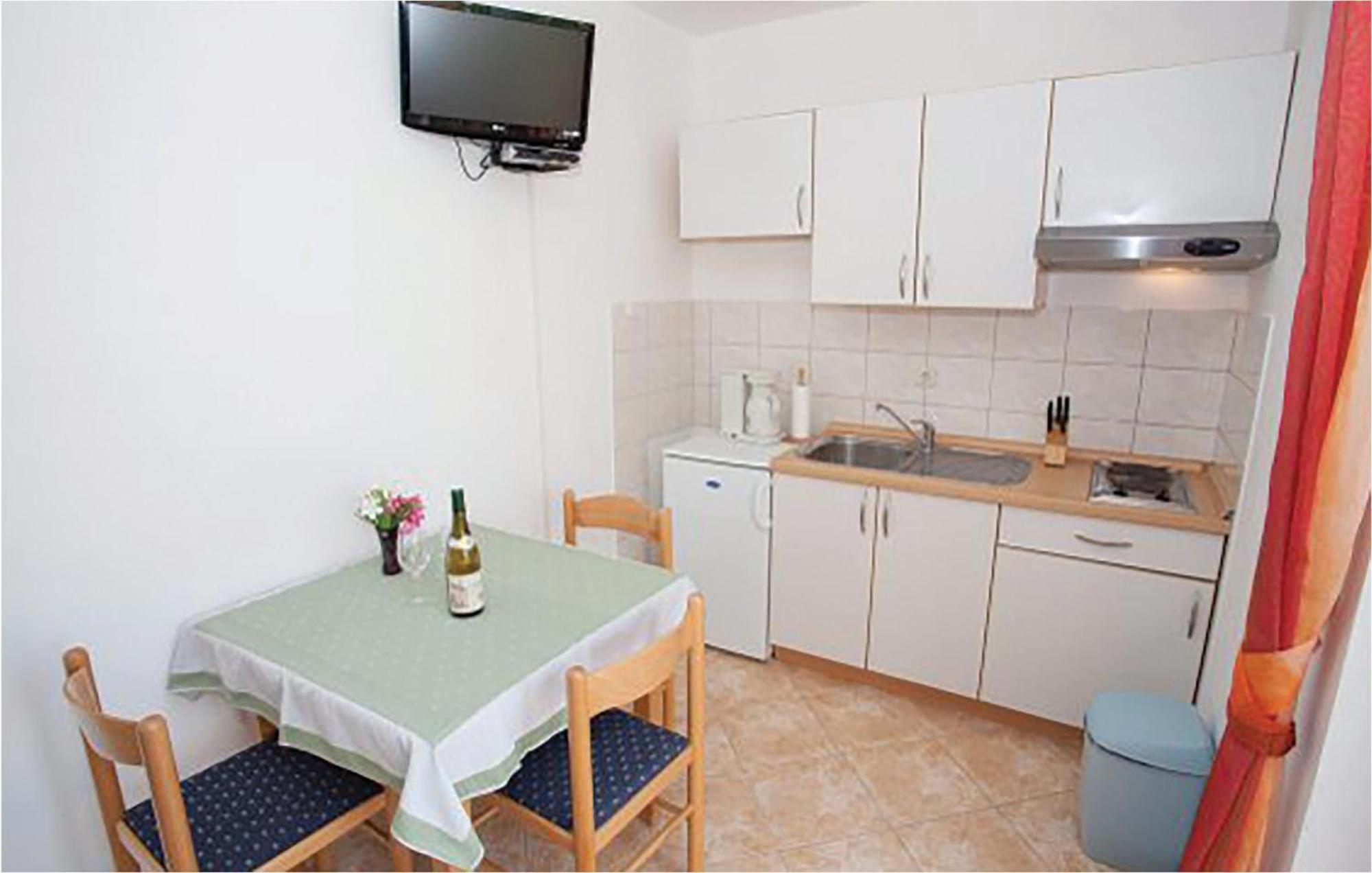 Amazing Apartment In Malinska With Kitchen Buitenkant foto